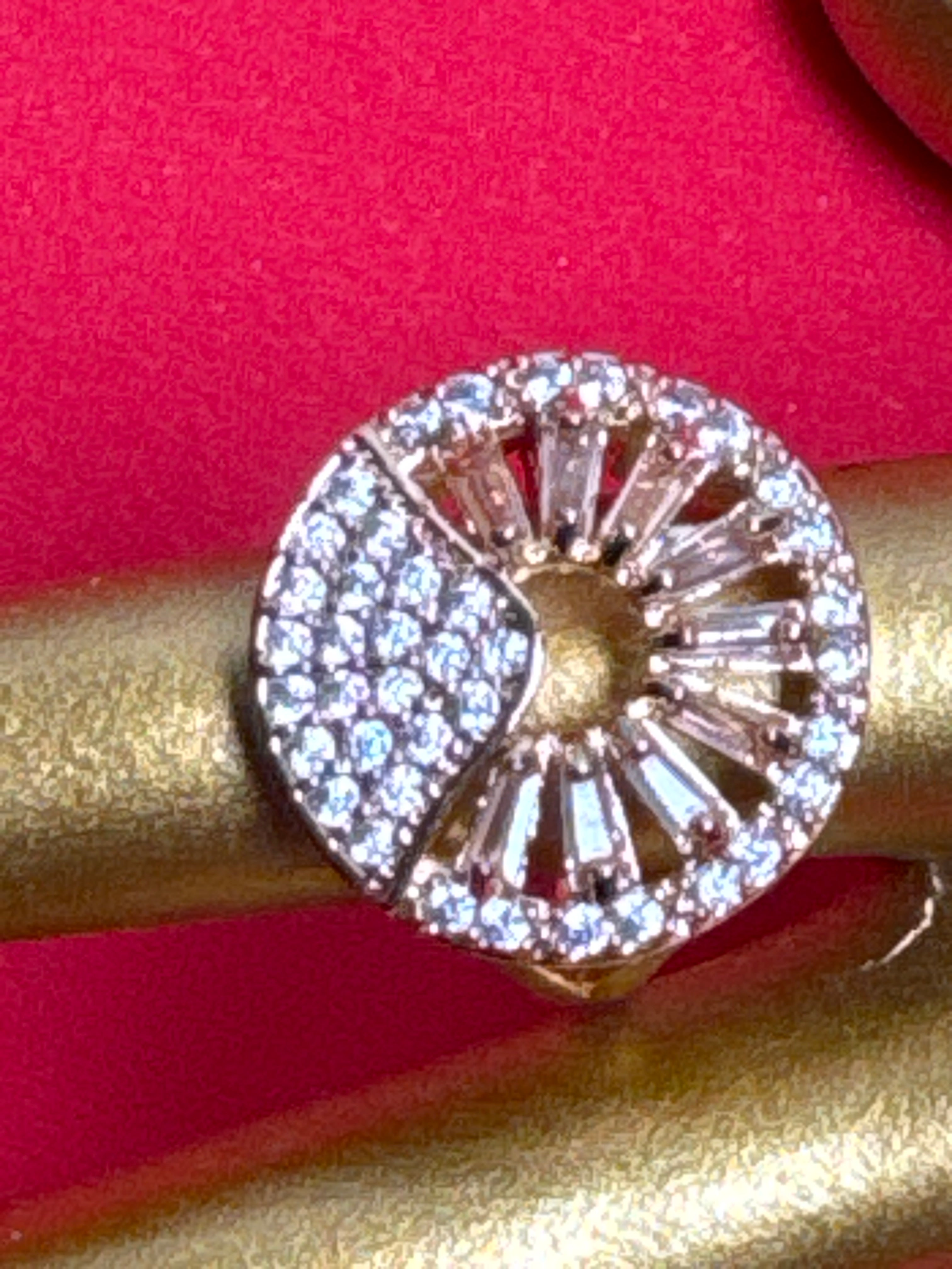 Gold ring with diamantes