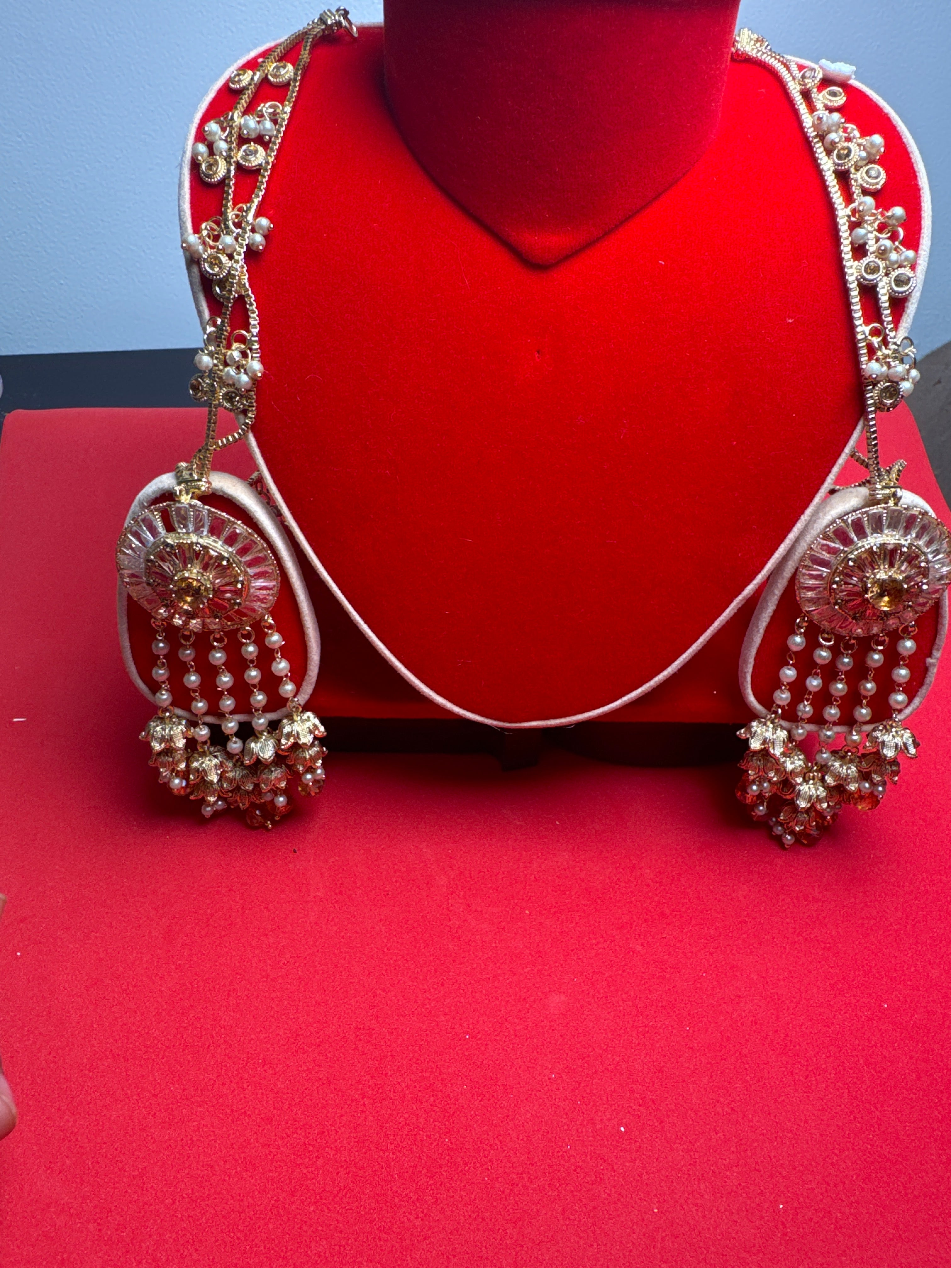 Jumkay (Earring) with gold  colour pearls TBE 24
