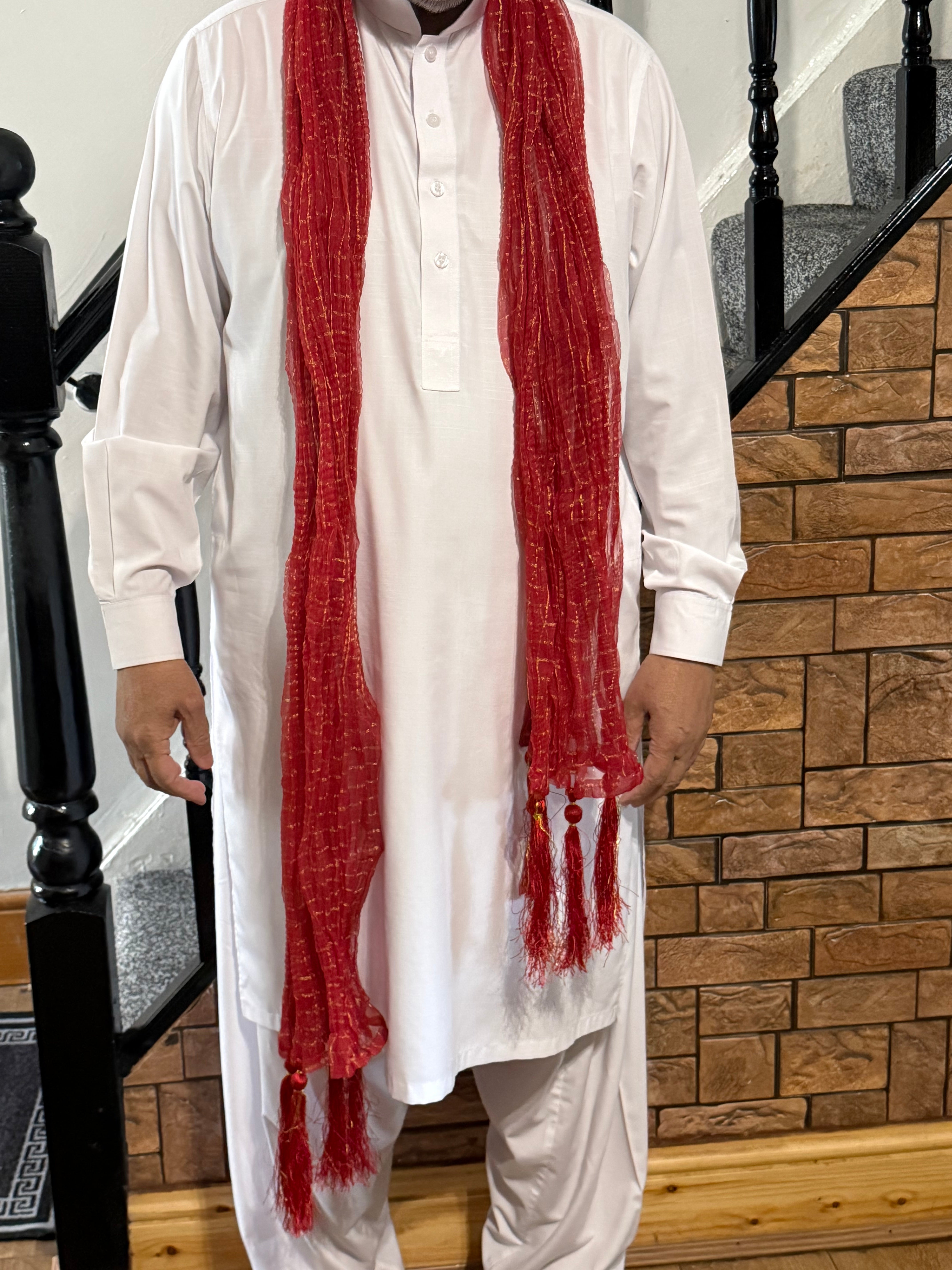 Mehndi Dupatta For The Lads In Maroon Colour With Tussles