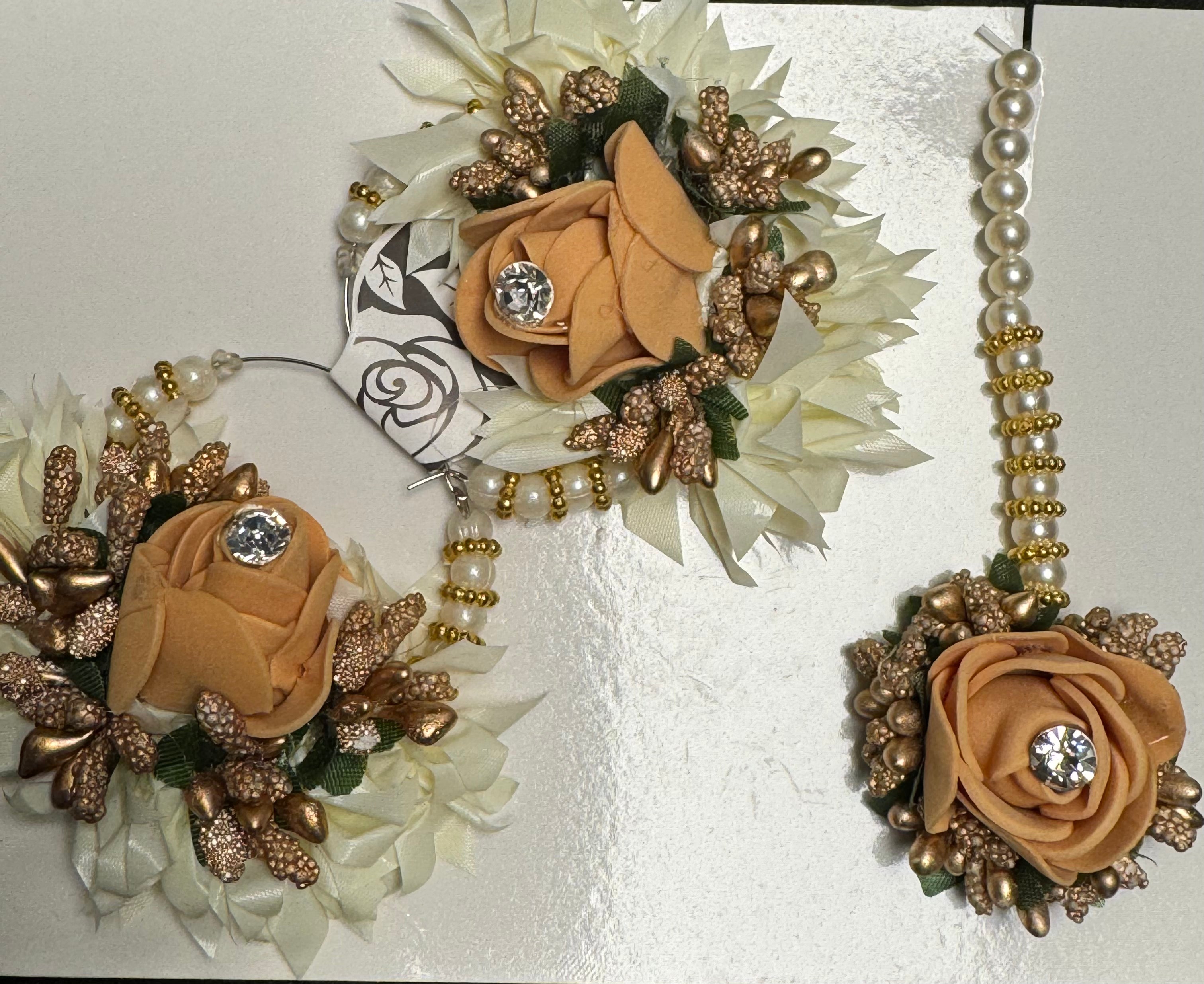 Earing and bindi set gold and white