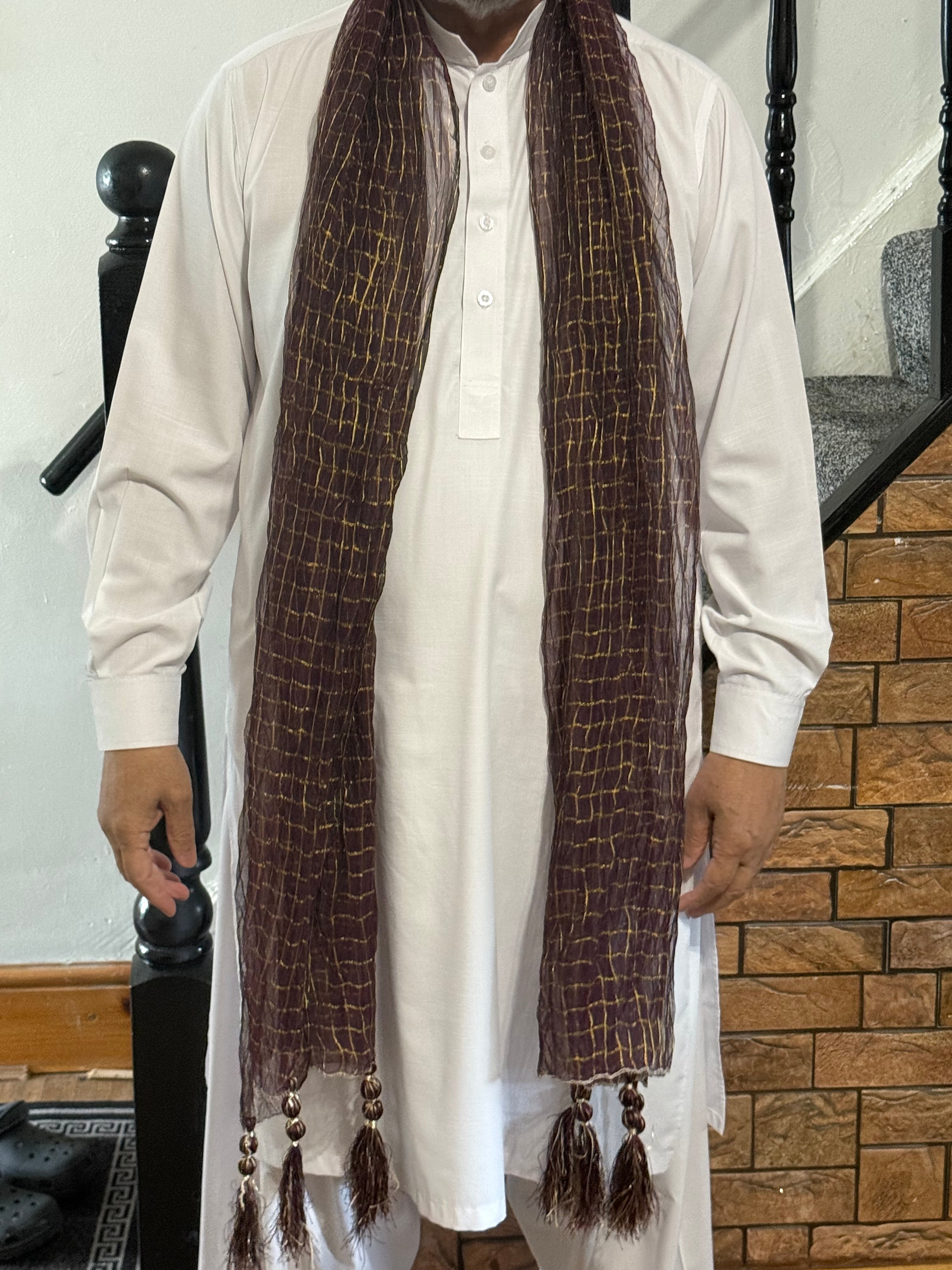Mehndi Dupatta(Chunri) For The Lads In Plum Colour With Tussles