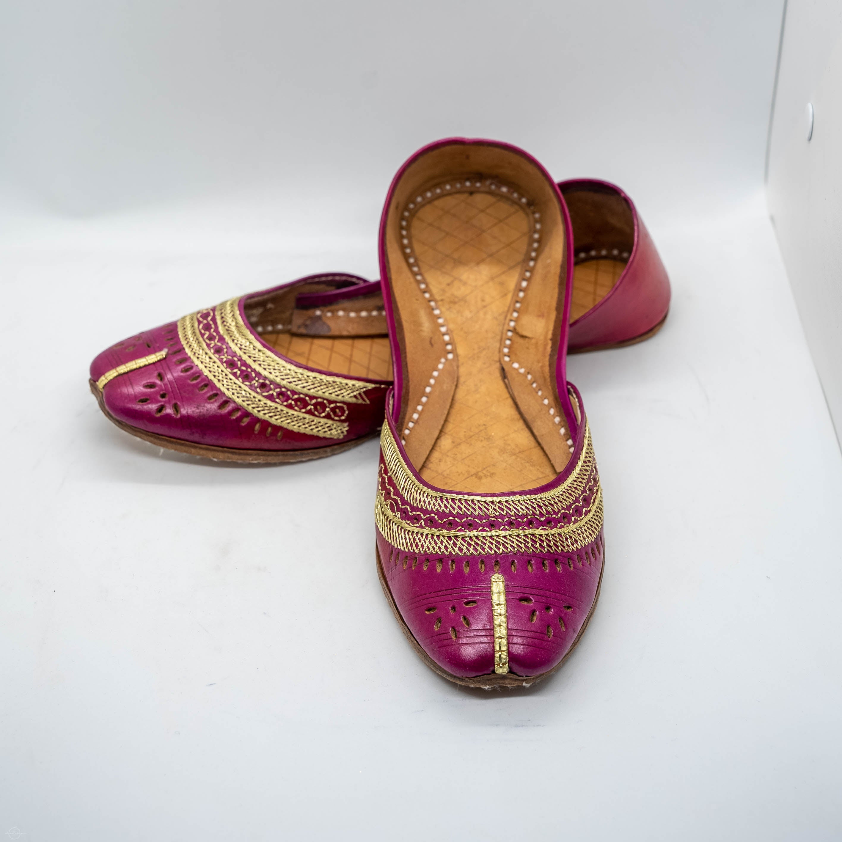 EMBROIDERED LEATHER KHUSSA PLUM