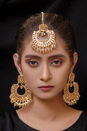 Ivory Earrings and Bindi set- Areeba's Couture