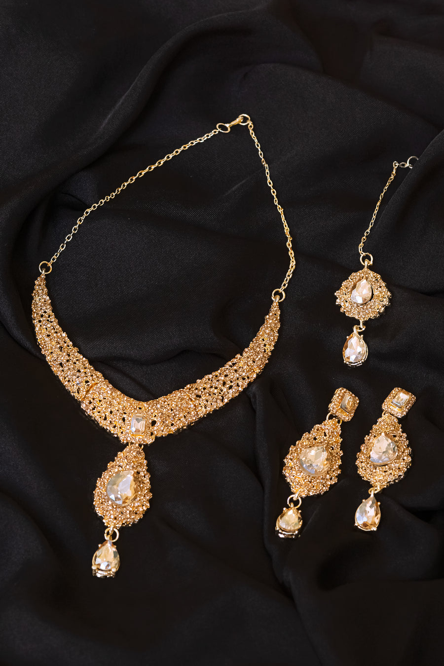 Artificial necklace and earrings Bindi- Areeba's Couture