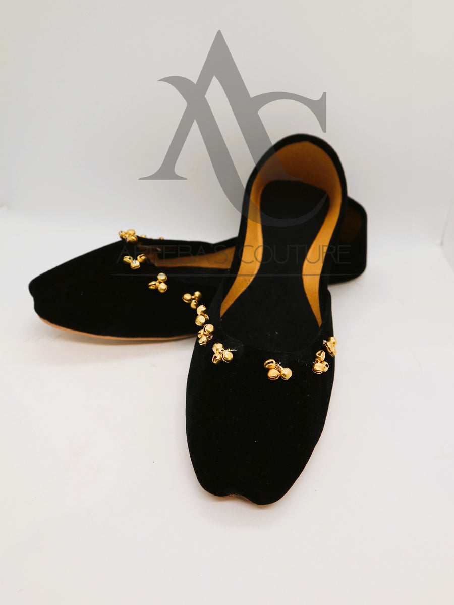 Black velvet ladies khussa with ghungroo- Areeba's Couture