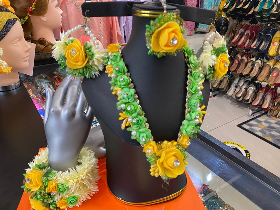 Floral gajra set- Areeba's Couture