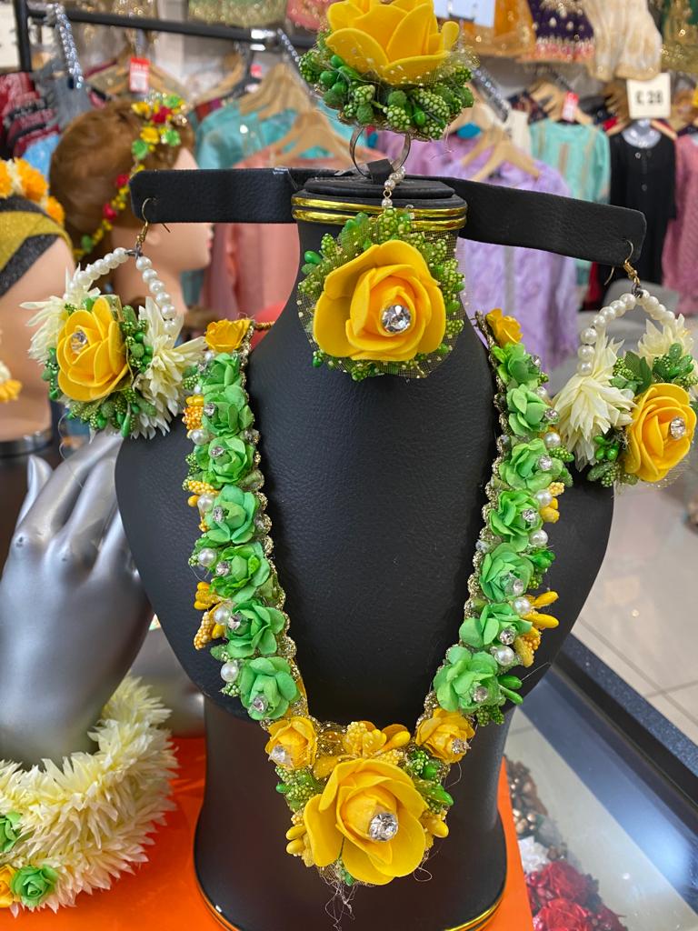 Floral gajra set- Areeba's Couture