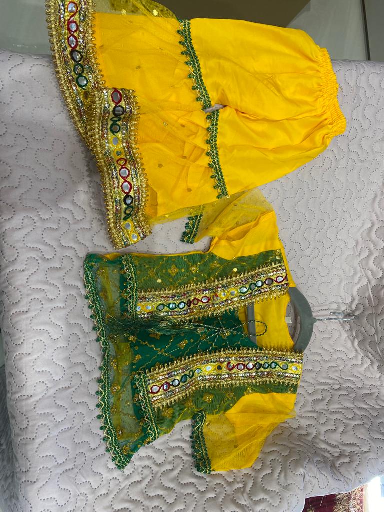 GIRLS MEHNDI OUTFIT- Areeba's Couture