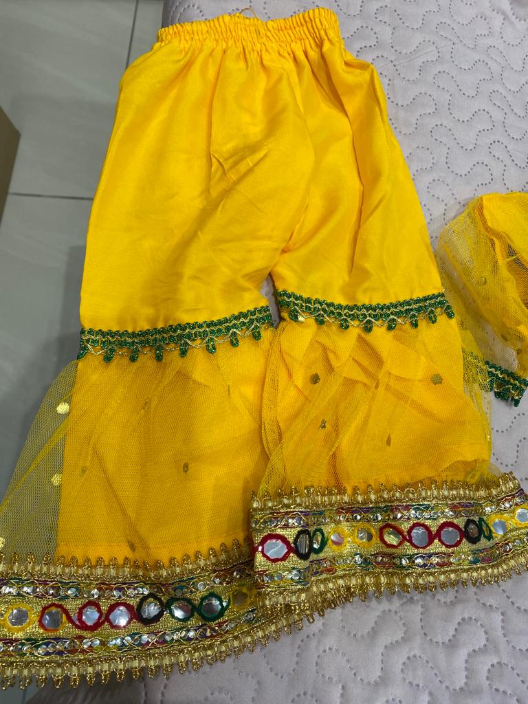 GIRLS MEHNDI OUTFIT- Areeba's Couture